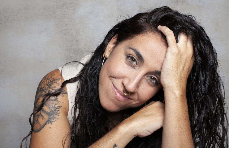 foto primer plano de María Ruiz, sonriendo chica joven de pelo largo moreno y ojos claros