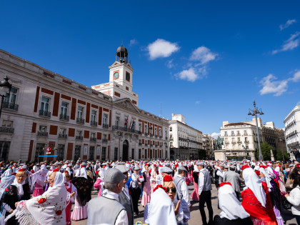 presentación de Centenares de madrileños y visitantes se suman al pasacalles más castizo de las Fiestas de San Isidro 