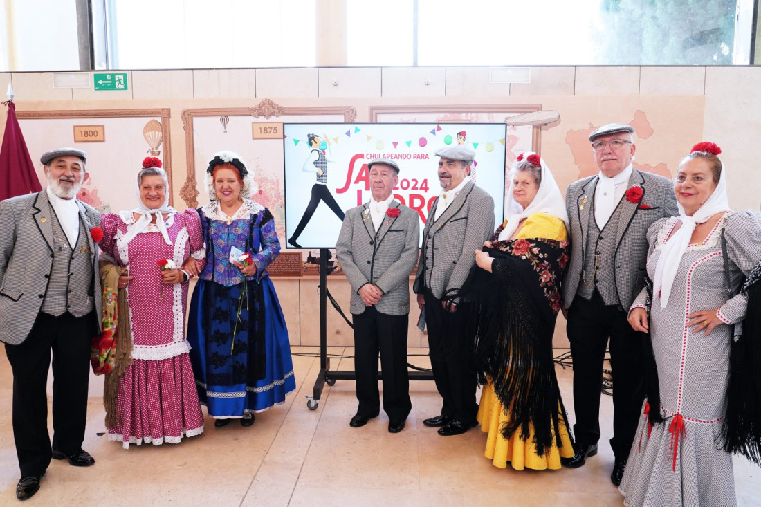 Presentación patrones de trajes y vestidos para San Isidro